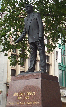 Aneurin_Bevan_statue_Cardiff_20050707