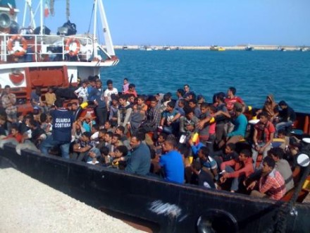 ITA-boatrefugees_24Jun14