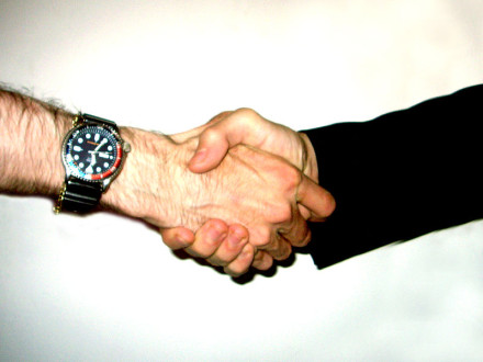 800px-Shake_hand