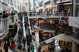 Boxing_Day_at_the_Toronto_Eaton_Centre-2